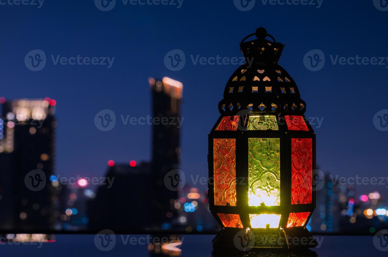 linterna con fondo de ciudad nocturna para la fiesta musulmana del mes sagrado de ramadan kareem. foto