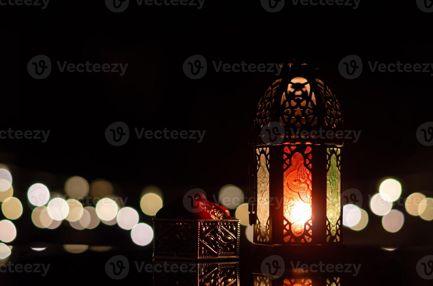 linterna y dátiles con luz bokeh en fondo oscuro para la fiesta musulmana del mes sagrado de ramadán kareem. foto