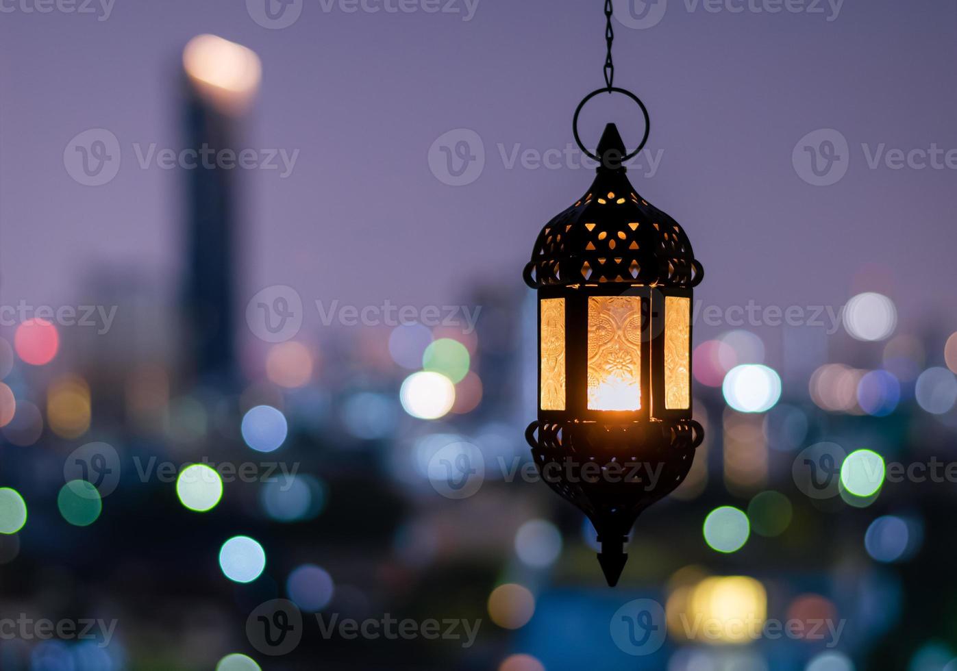 farol colgante con cielo nocturno y fondo claro de la ciudad para la fiesta musulmana del mes sagrado del ramadán kareem. foto