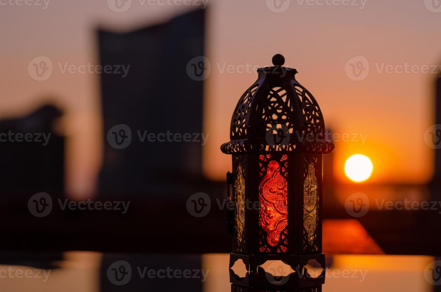 linterna con cielo al atardecer y puesta de sol para la fiesta musulmana del mes sagrado de ramadan kareem. foto