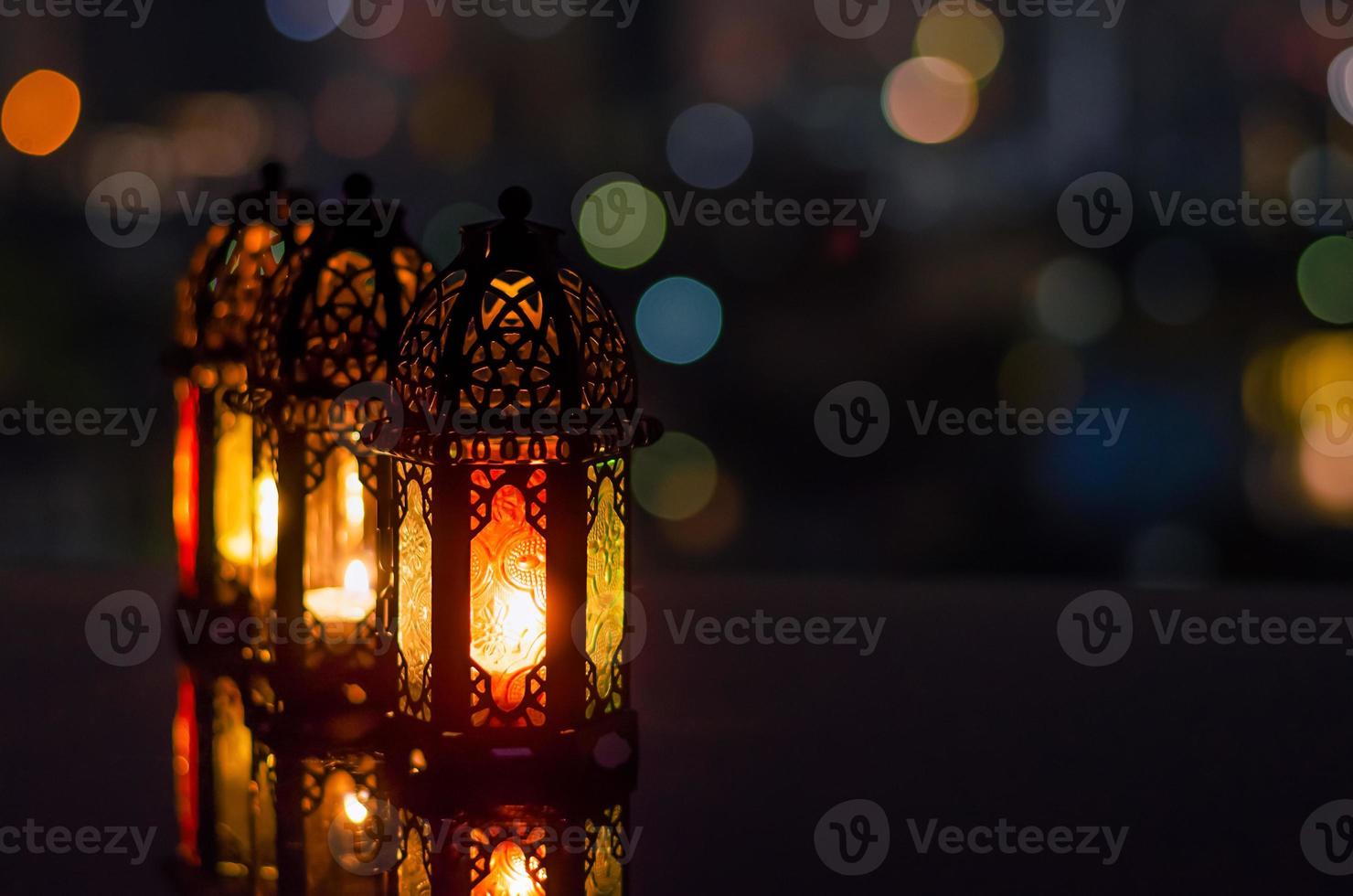 farolillos con cielo nocturno y fondo de luz bokeh de la ciudad para la fiesta musulmana del mes sagrado del ramadán kareem. foto