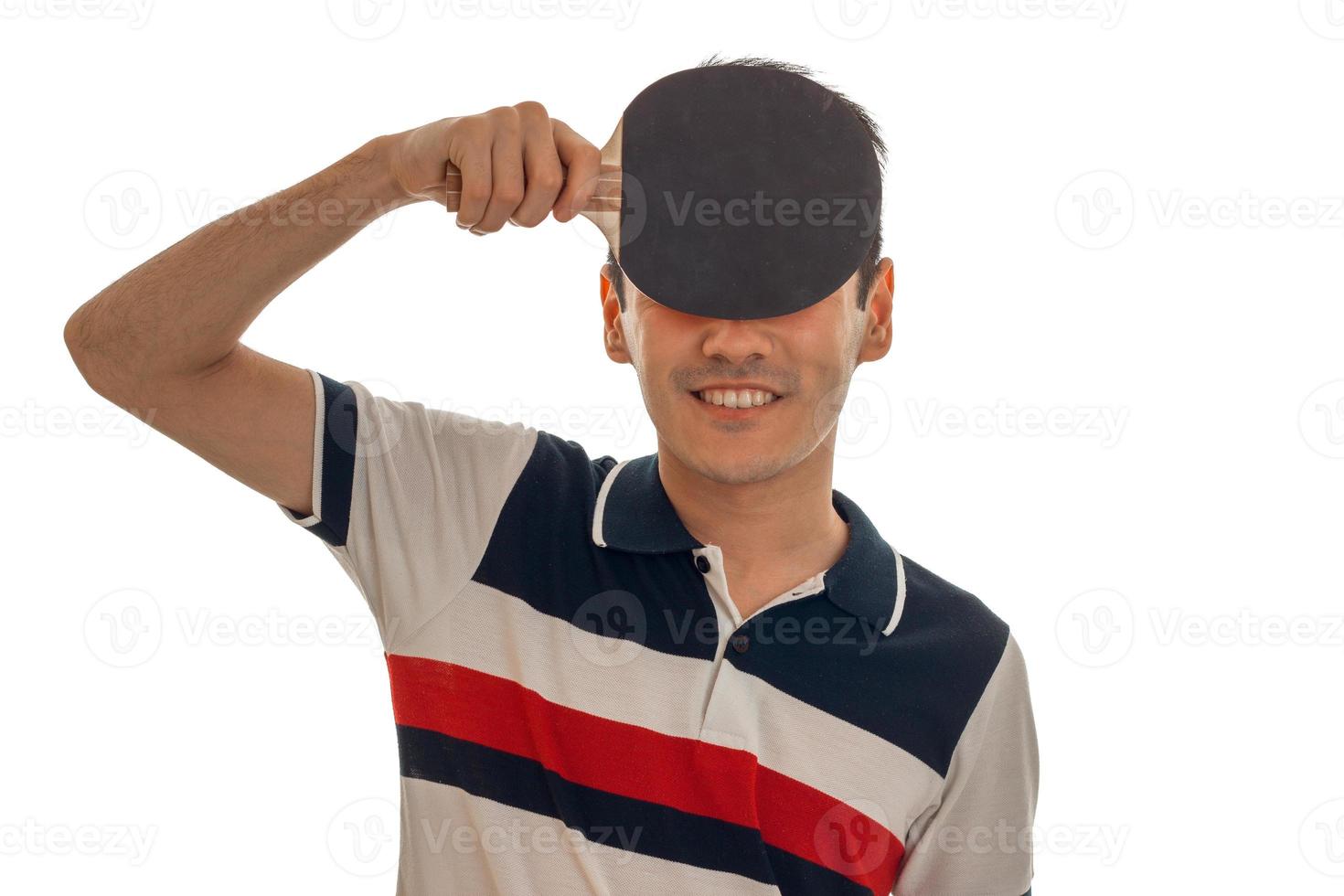 retrato de deportista alegre practicando tenis de mesa en uniforme aislado de fondo blanco foto