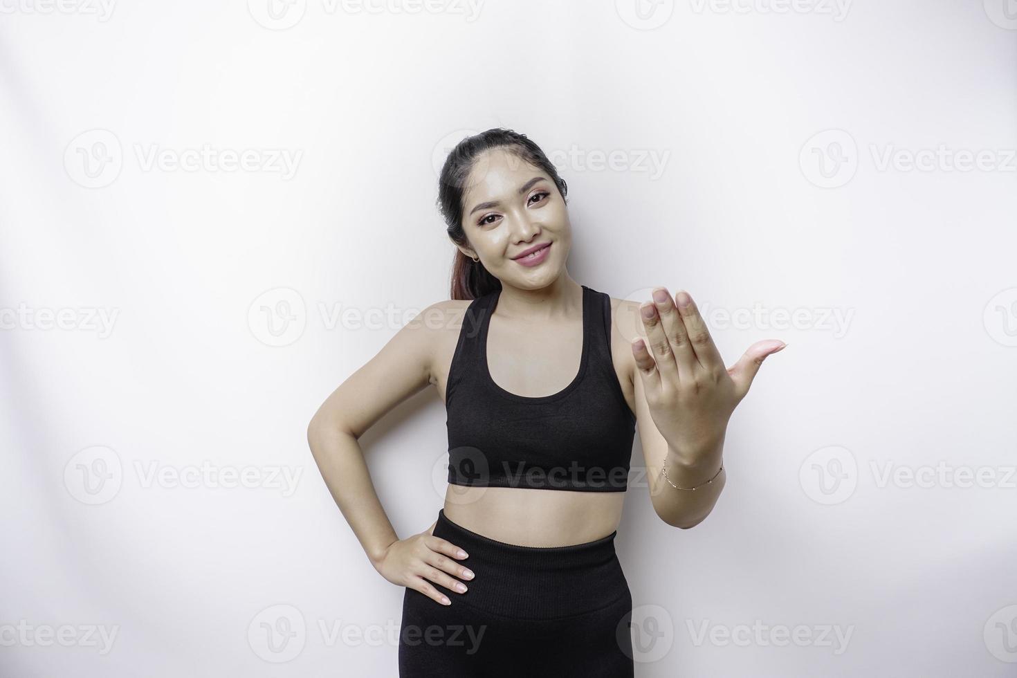 joven asiática hermosa mujer deportiva sobre fondo blanco aislado invitando a unirse con la mano. feliz de que hayas venido foto