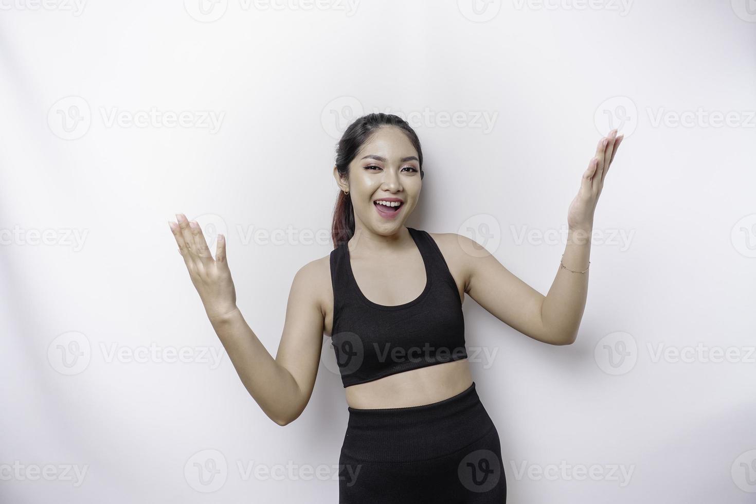 joven asiática hermosa mujer deportiva sobre fondo blanco aislado invitando a unirse con la mano. feliz de que hayas venido foto