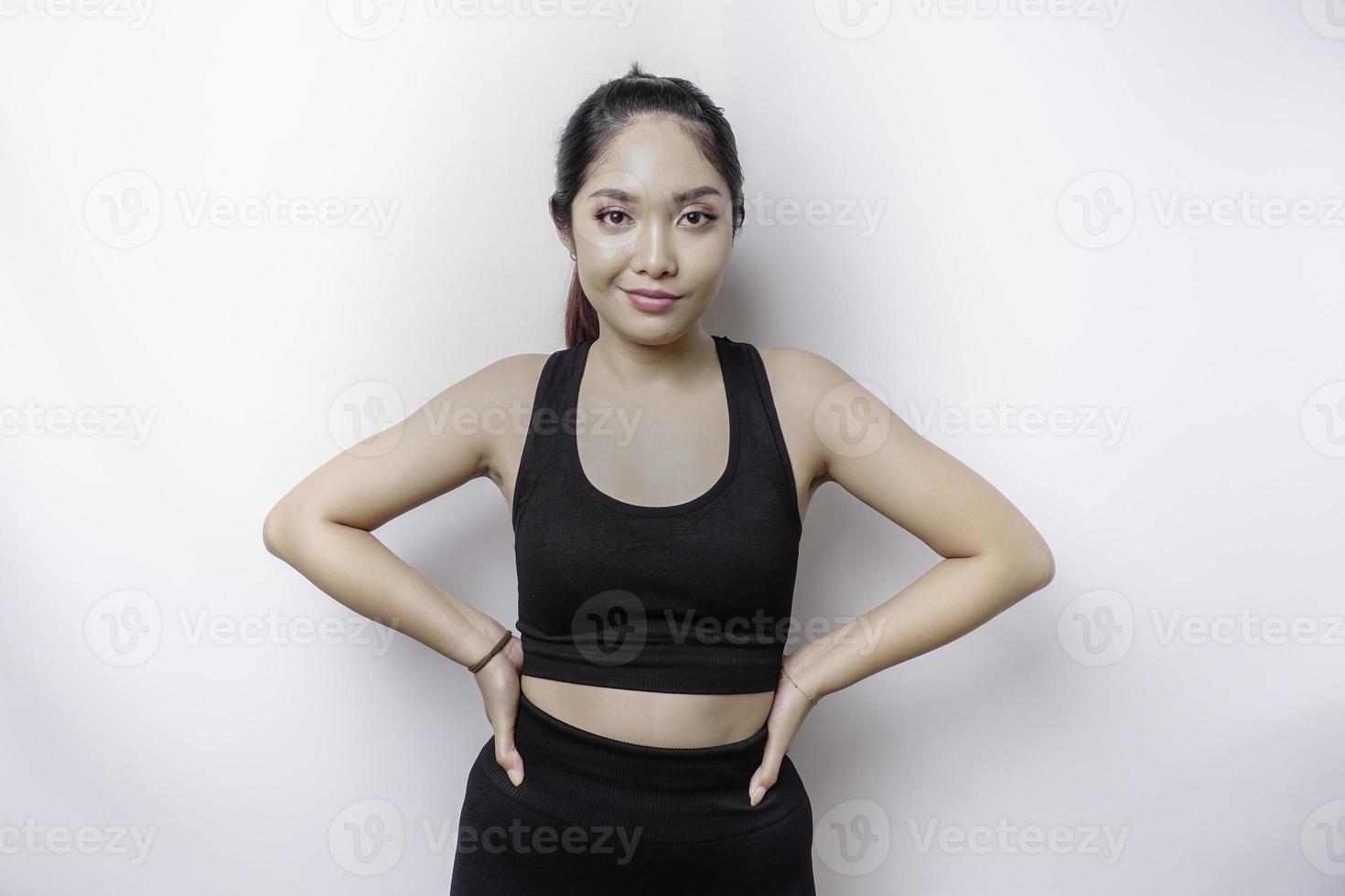 foto de una mujer joven y segura de sí misma posando sobre un fondo blanco.