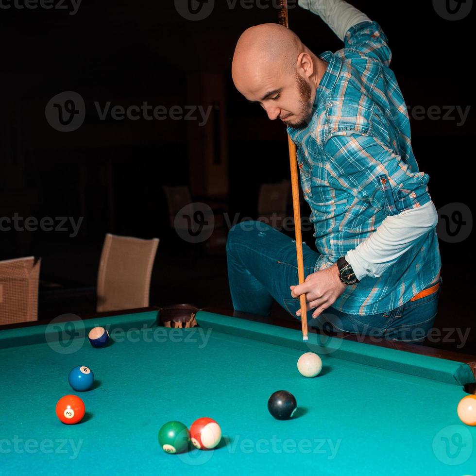 difficult hit is preparing to perform a player on the pool table