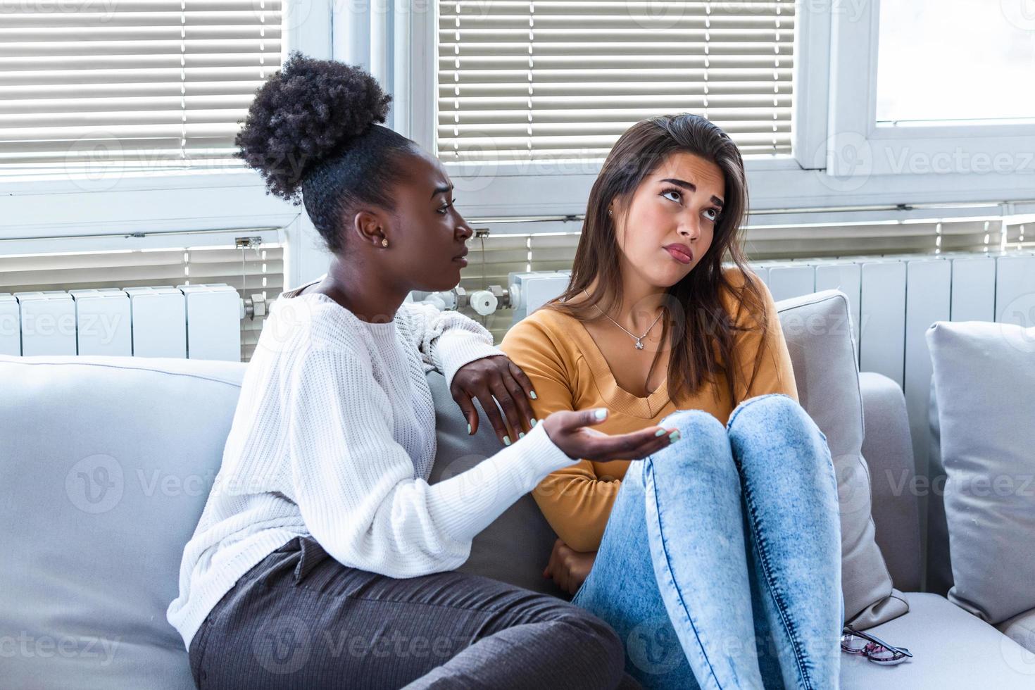 dos mujeres hablando de problemas en casa. amistad consuelo y cuidado, niña infeliz apoya a su novia, copia espacioniña apoyando a su novia llorando. amistad consuelo y cuidado foto