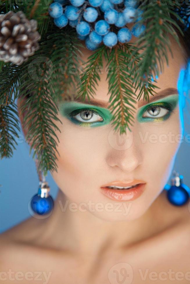 foto vertical de mujer joven sexy con árbol de corona en la cabeza en Navidad