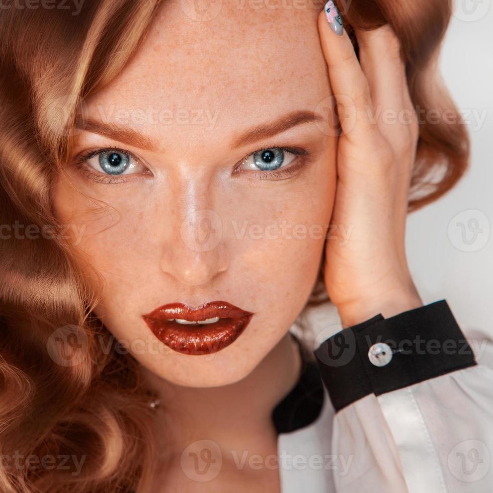 imagen cuadrada de modelo de moda con pecas foto