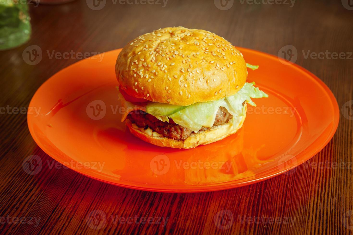 hamburguesa en un plato foto