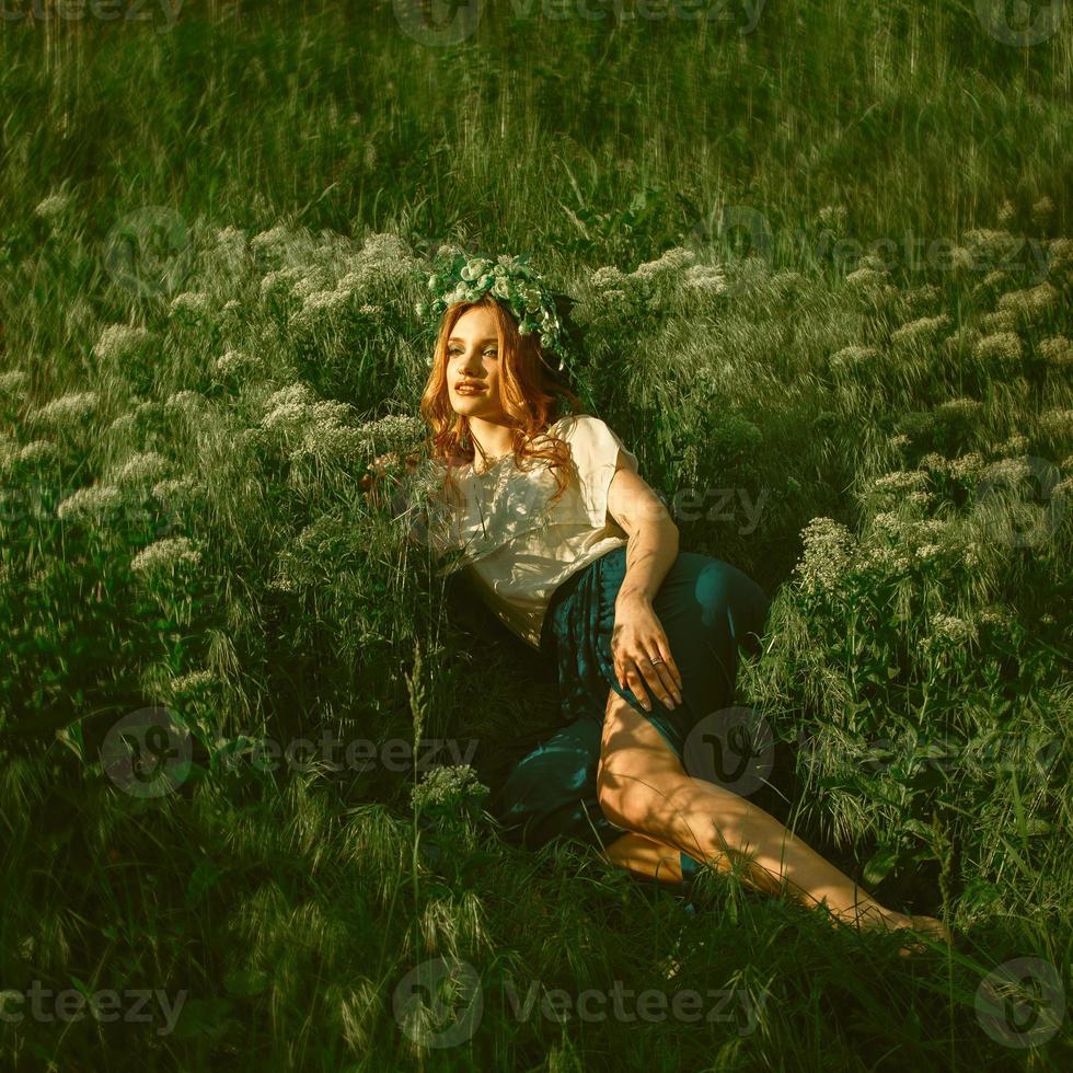 retrato de mujer de belleza con corona en la cabeza foto