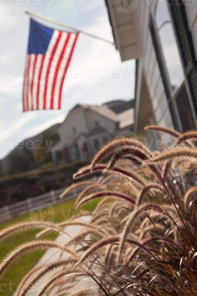 resumen de patio de casa moderna con bandera americana. foto