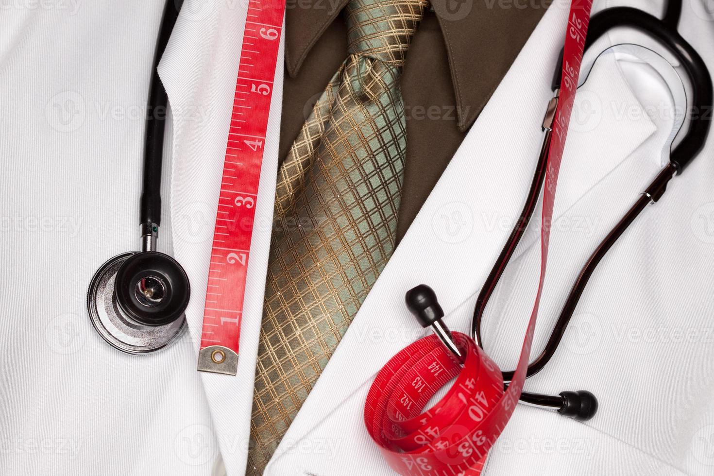 médico con estetoscopio y cinta métrica foto