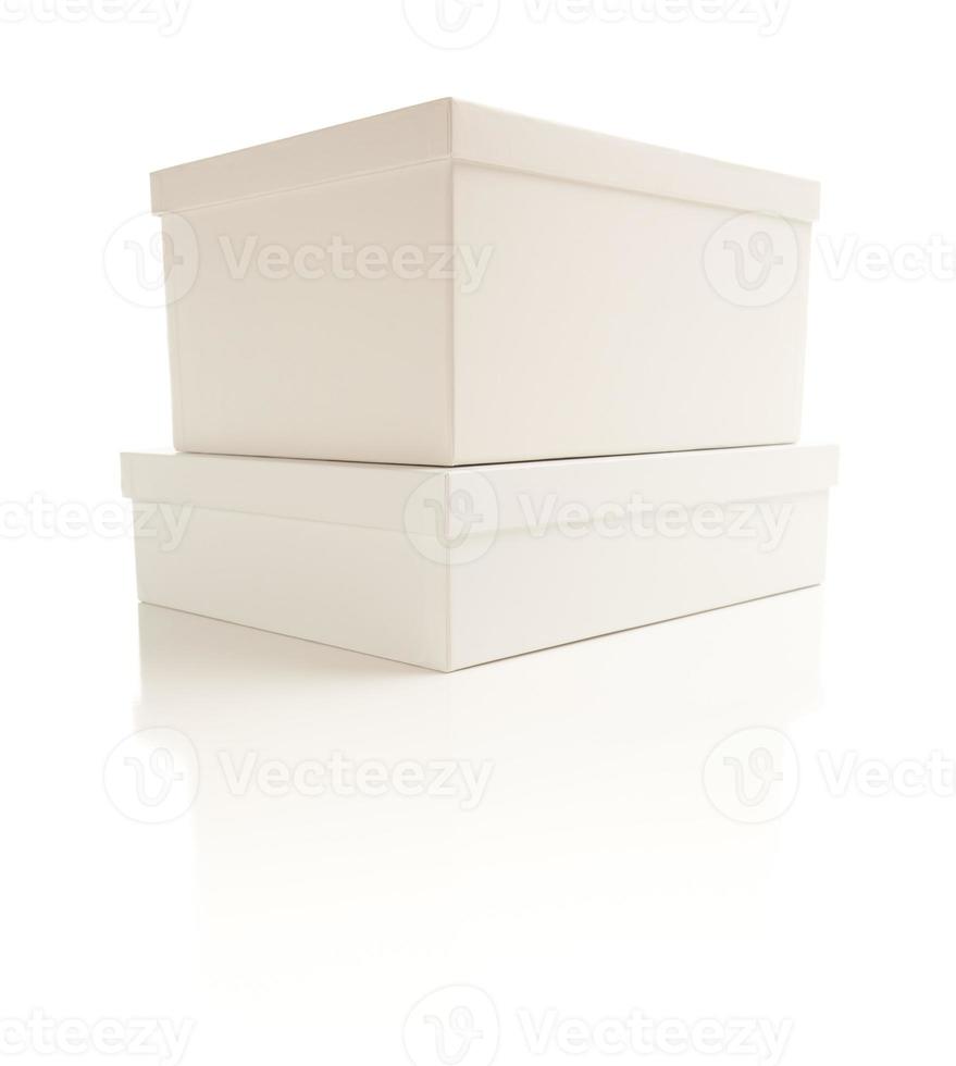 cajas blancas apiladas con tapas aisladas en el fondo foto