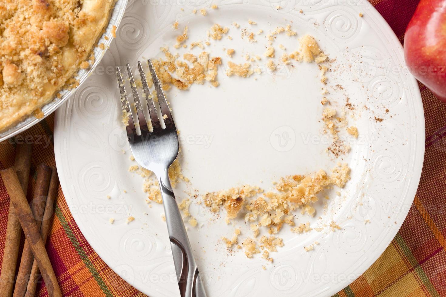 encima de la tarta, manzana, canela, copia migajas espaciadas en un plato foto