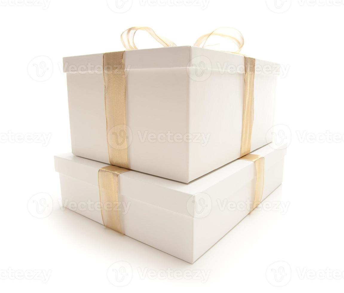 cajas de regalo blancas apiladas con cinta dorada aislada foto