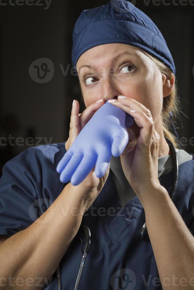 médico juguetón o enfermera inflando guante quirúrgico foto