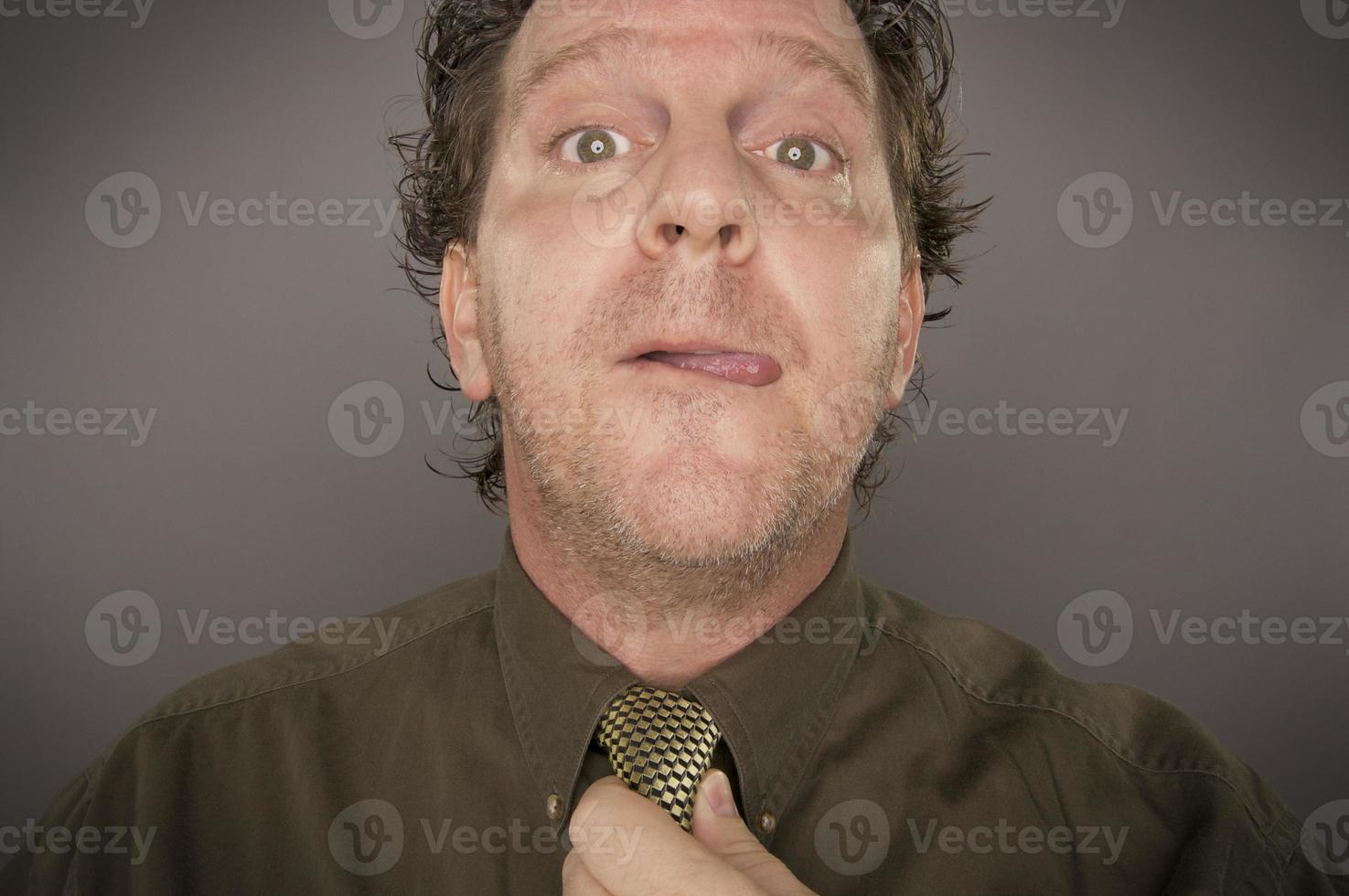 hombre concentrando corbata de fijación foto