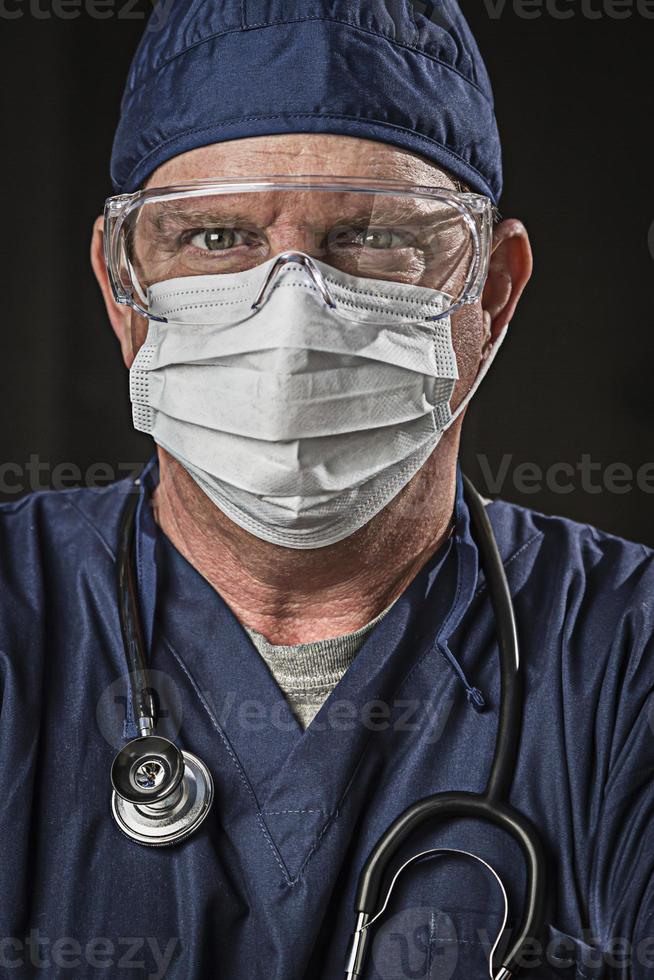 médico o enfermera de aspecto determinado con ropa protectora y estetoscopio foto