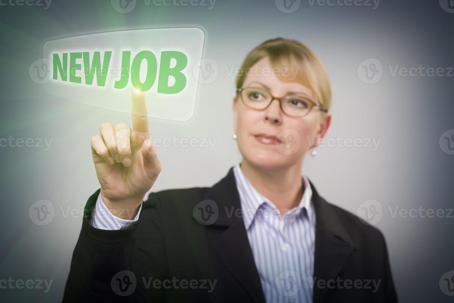 mujer presionando el botón de nuevo trabajo en la pantalla táctil interactiva foto