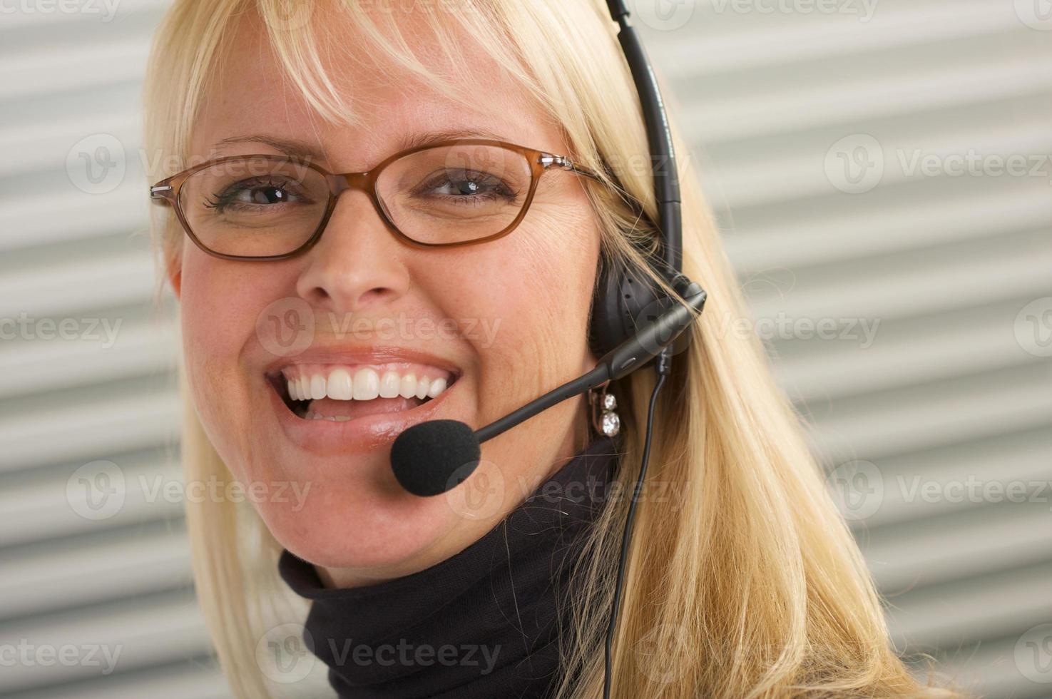 atractiva mujer de negocios con auriculares de teléfono foto