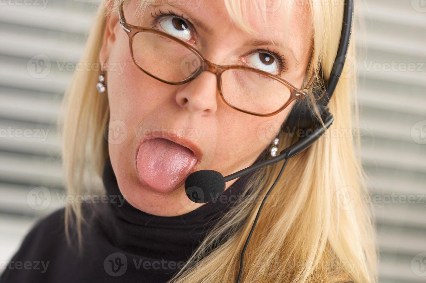 atractiva mujer de negocios con auriculares de teléfono foto