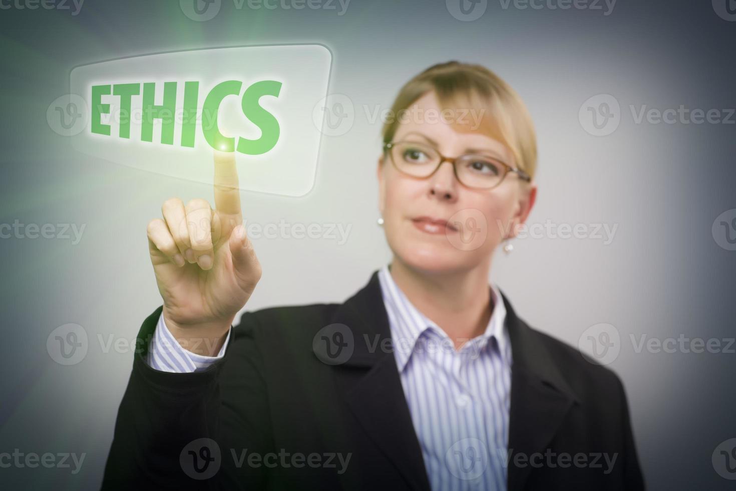 mujer presionando el botón de ética en la pantalla táctil interactiva foto