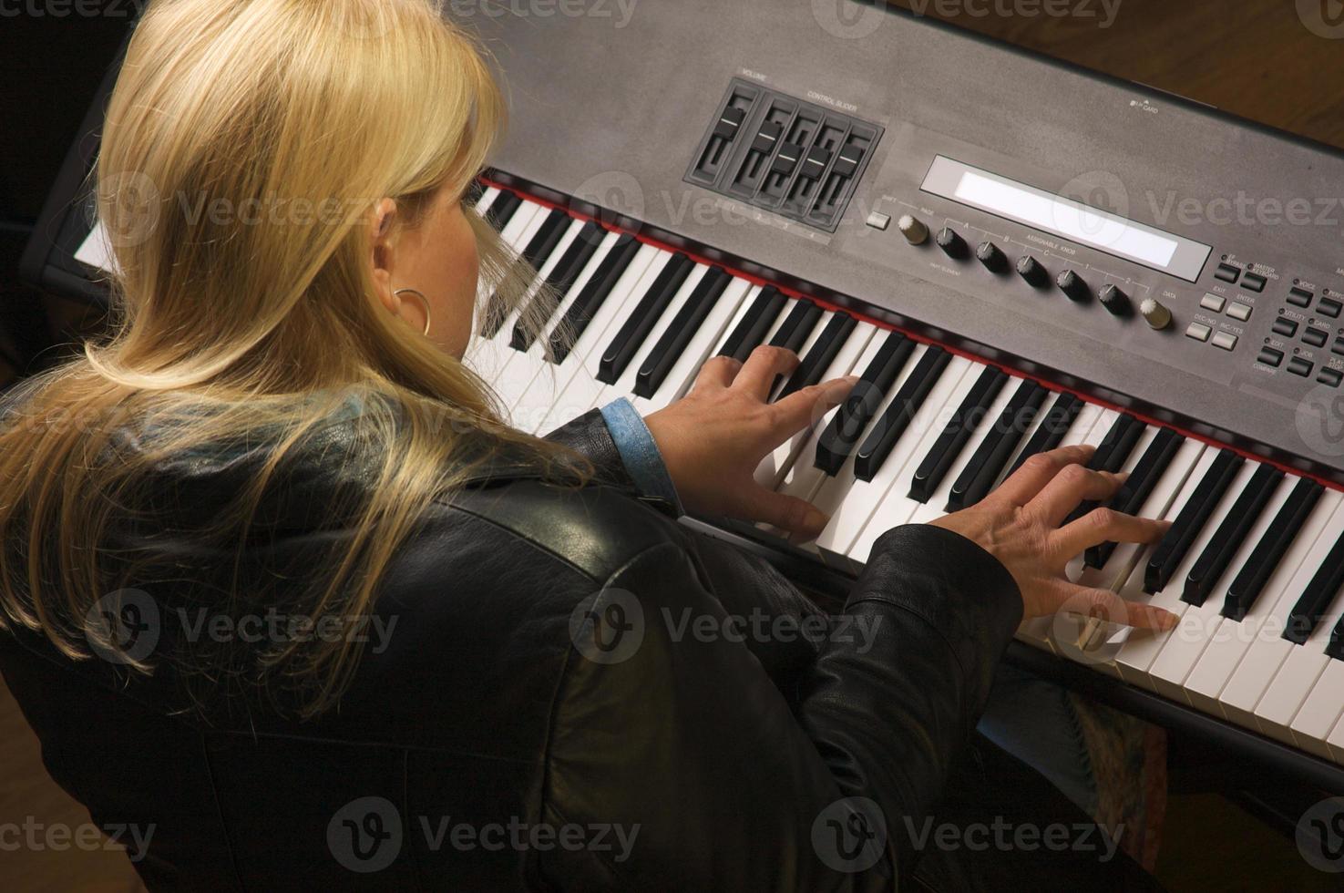 músico femenino realiza foto