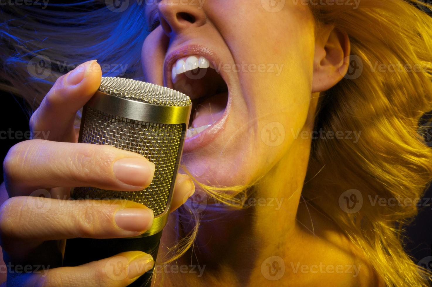 mujer canta con pasion foto