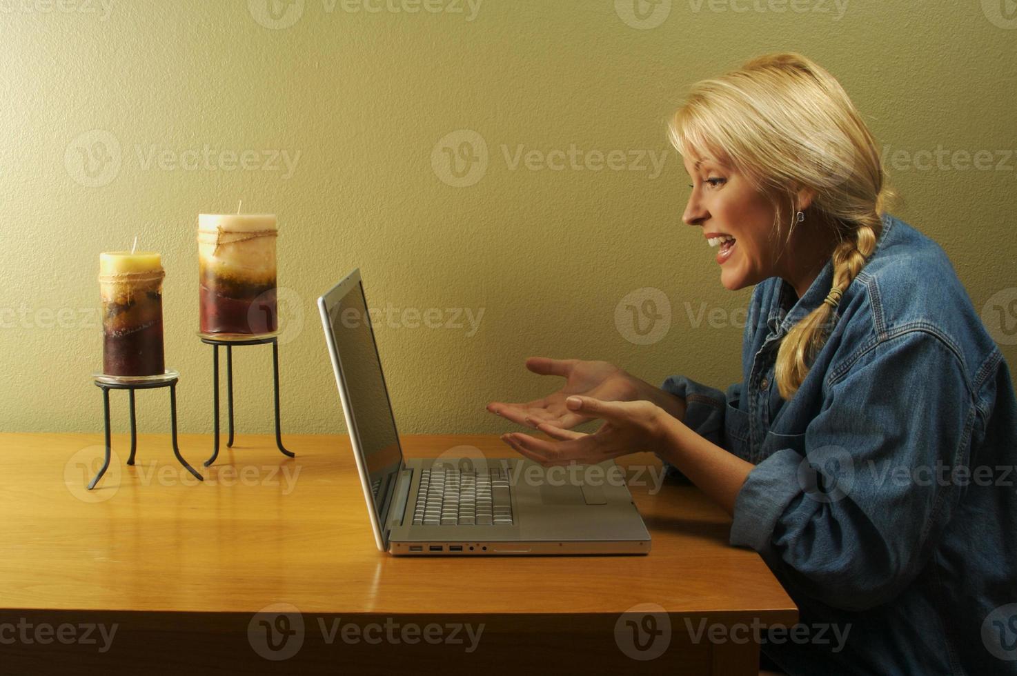 mujer usando una serie de computadoras portátiles foto