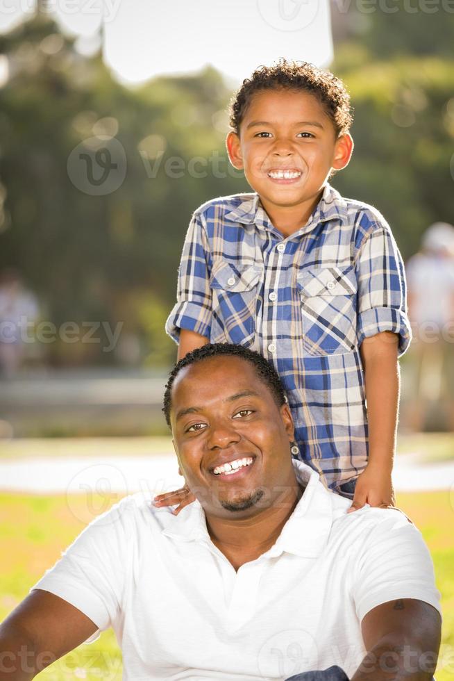 feliz carrera mixta padre e hijo jugando foto