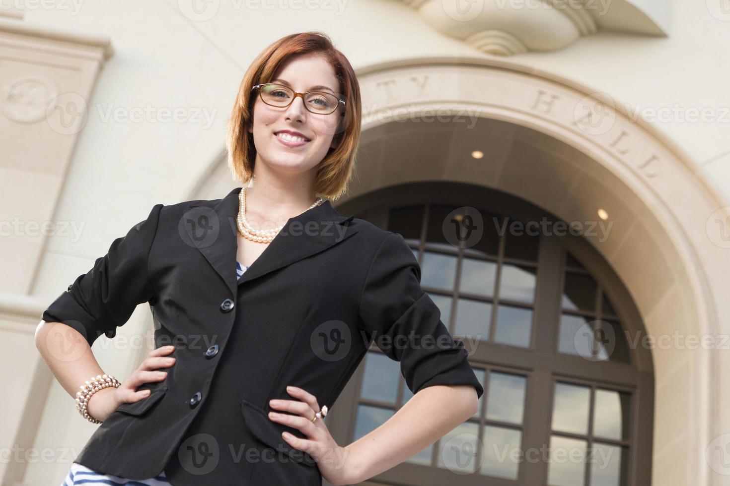 joven y bonita mujer de negocios afuera frente al ayuntamiento foto