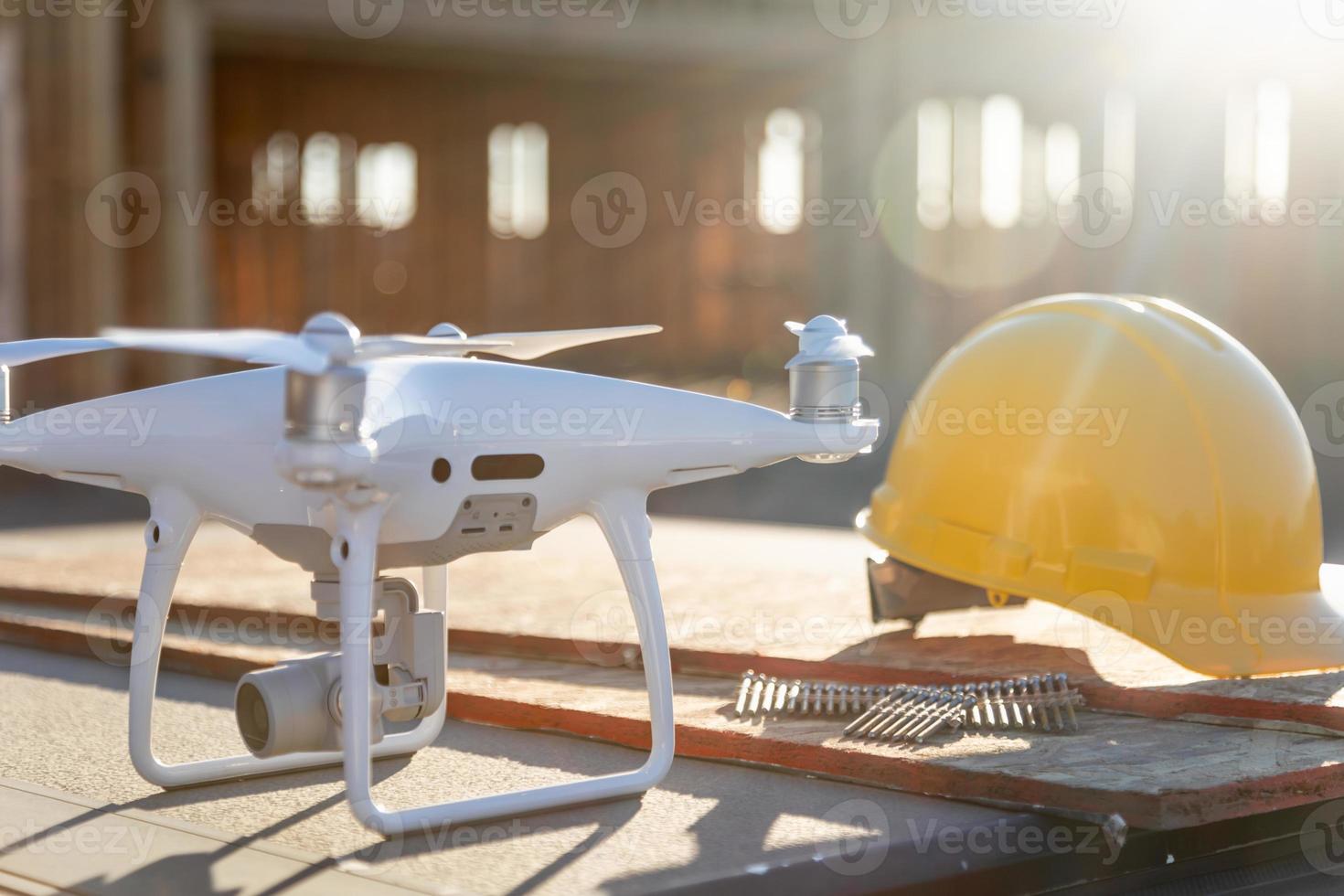 drone quadcopter junto al casco de casco en el sitio de construcción foto