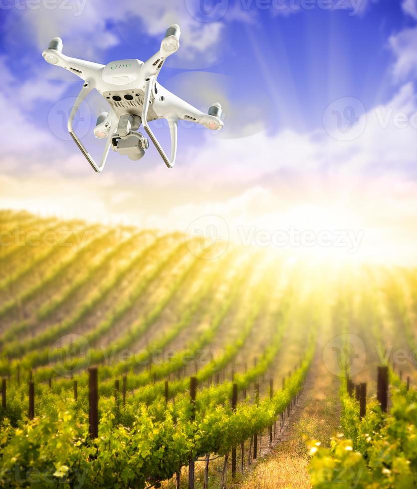 sistema de aviones no tripulados quadcopter drone en el aire sobre la granja de viñedos de uva foto