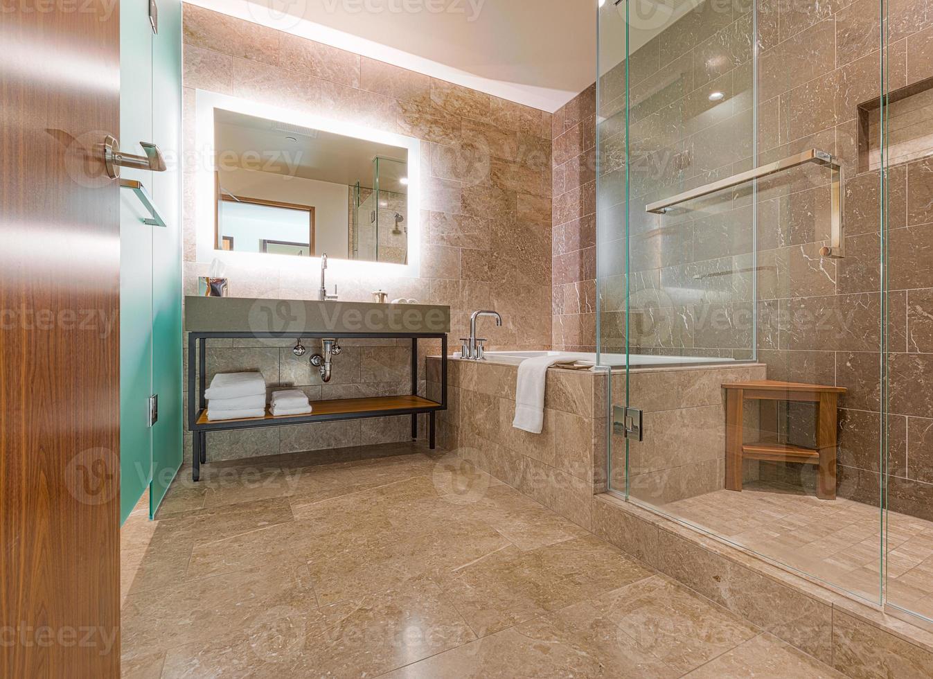 baño moderno con azulejos de mármol foto