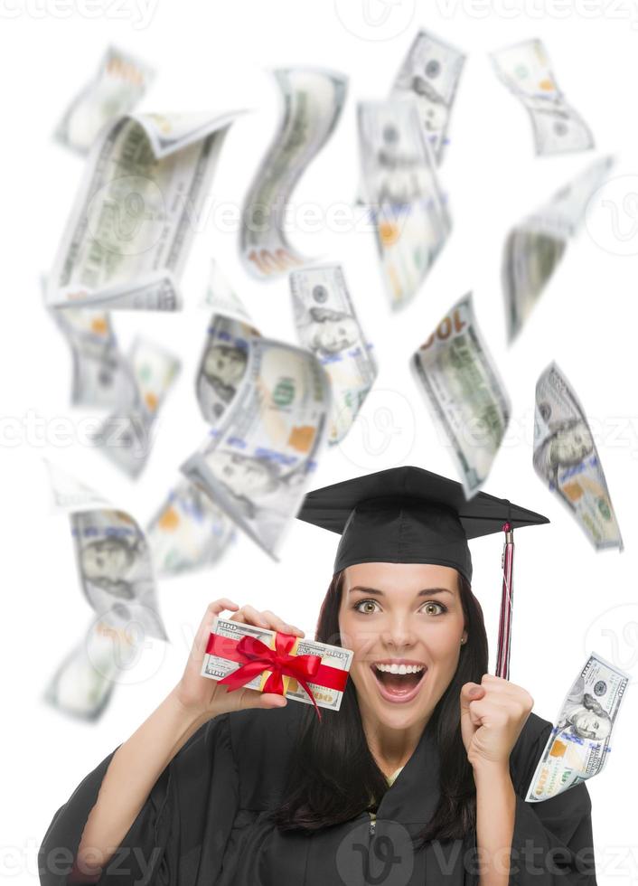 mujer graduada sosteniendo 100 billetes con muchos cayendo a su alrededor foto