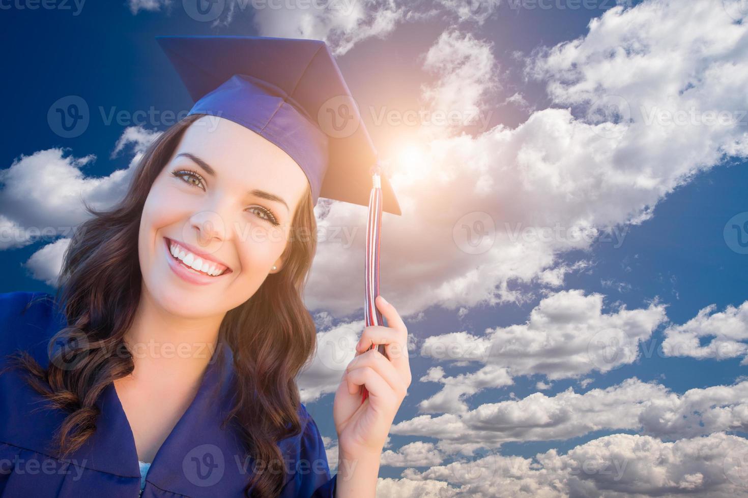 feliz graduarse mujer de raza mixta en toga y birrete foto