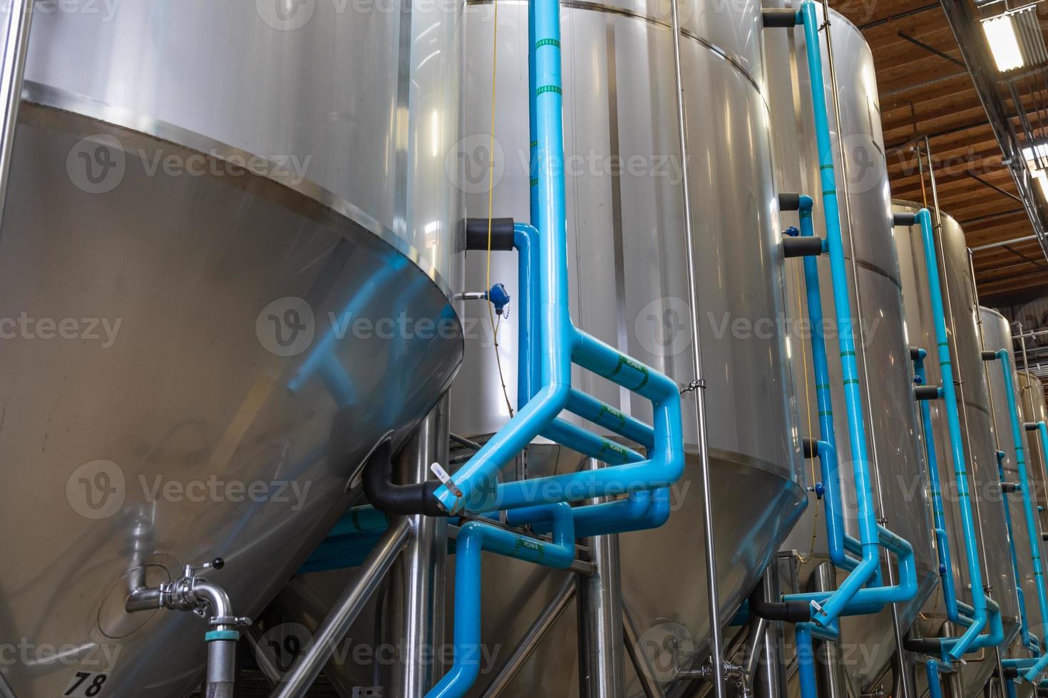 grandes tanques de fermentación de cervecería en almacén foto