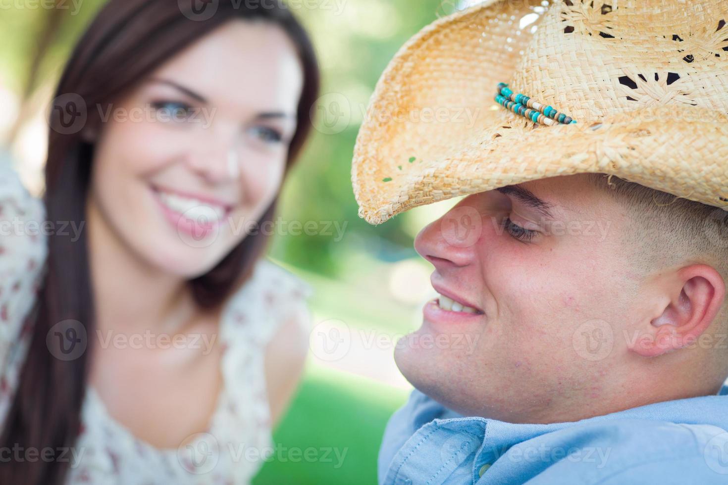 feliz pareja caucásica romántica hablando en el parque. foto