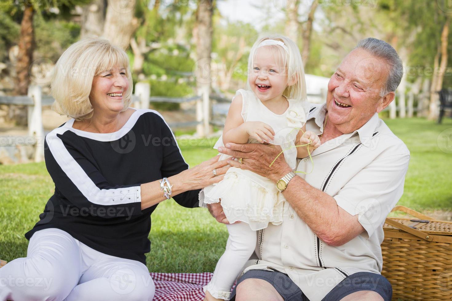 cariñosa nieta y abuelos jugando en el parque foto