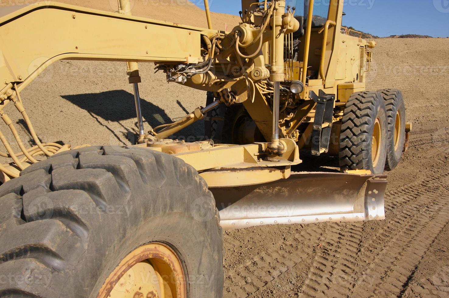 tractor en un sitio de construcción y lote de tierra. foto