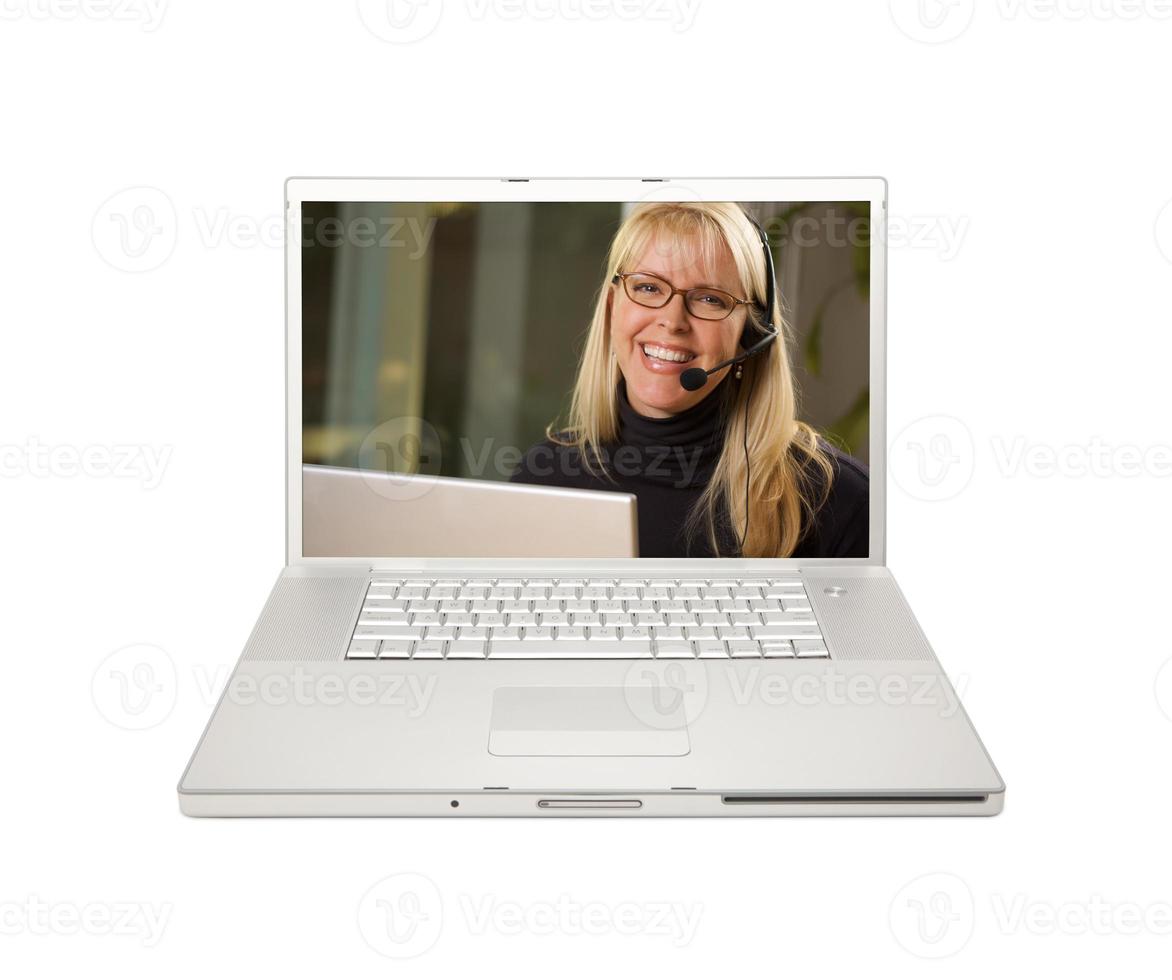 mujer bonita con auriculares en la computadora portátil foto