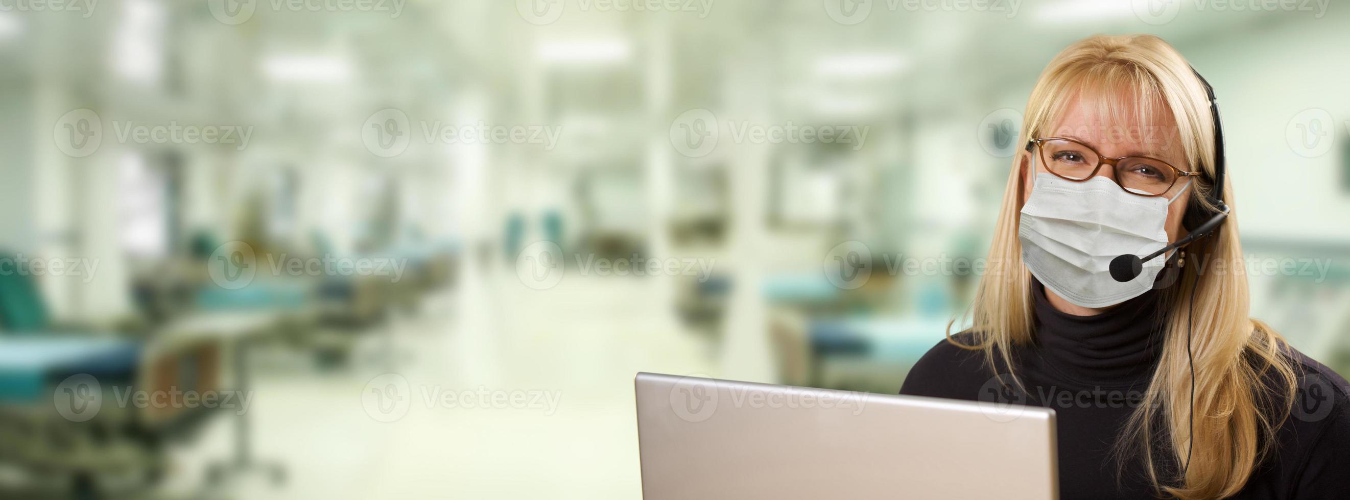 mujer sentada en la computadora con auriculares de teléfono dentro del hospital. foto