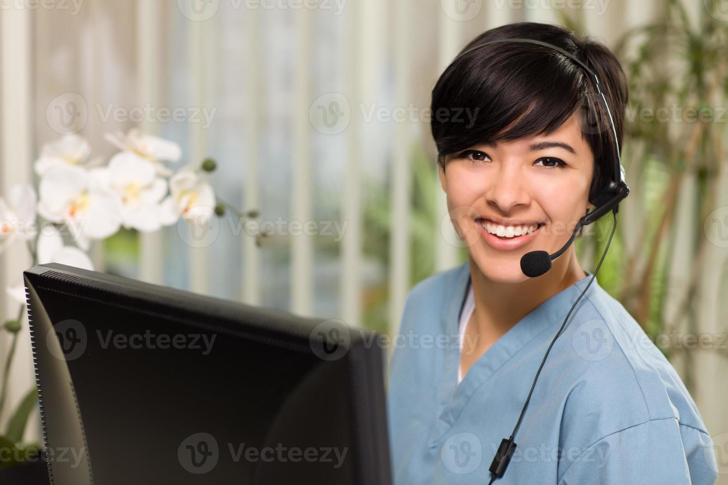 Atractiva mujer joven multiétnica con auriculares y batas foto