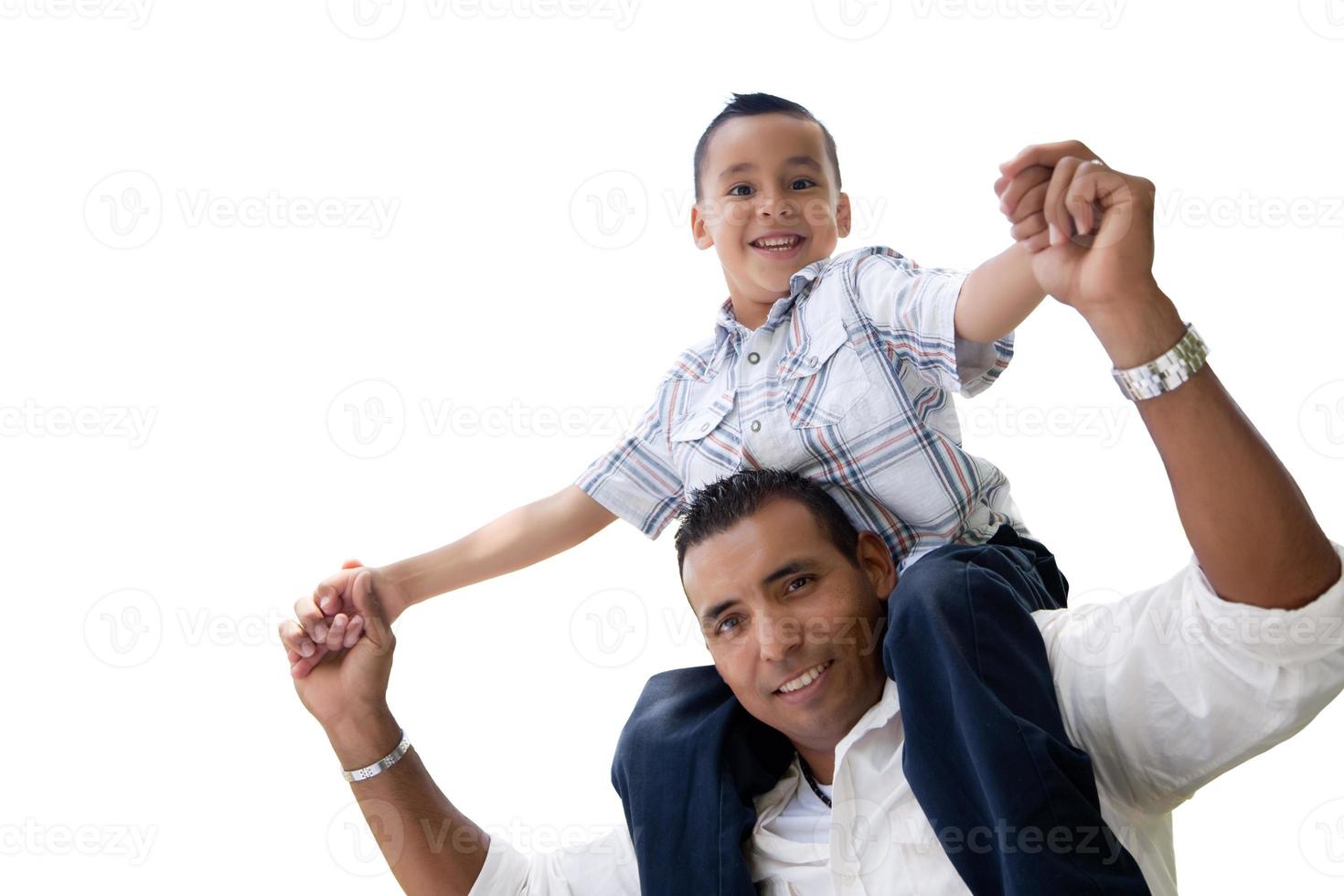 padre e hijo hispanos divirtiéndose aislados en blanco foto