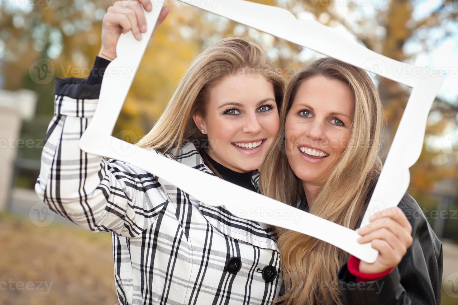 bonito retrato de madre e hija en el parque con marco foto