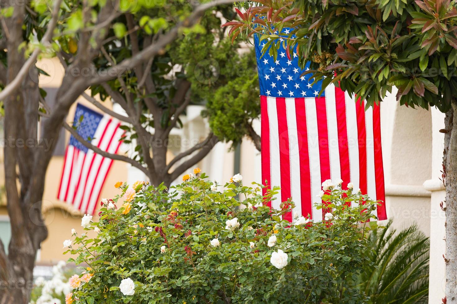 porches delanteros con banderas americanas. foto