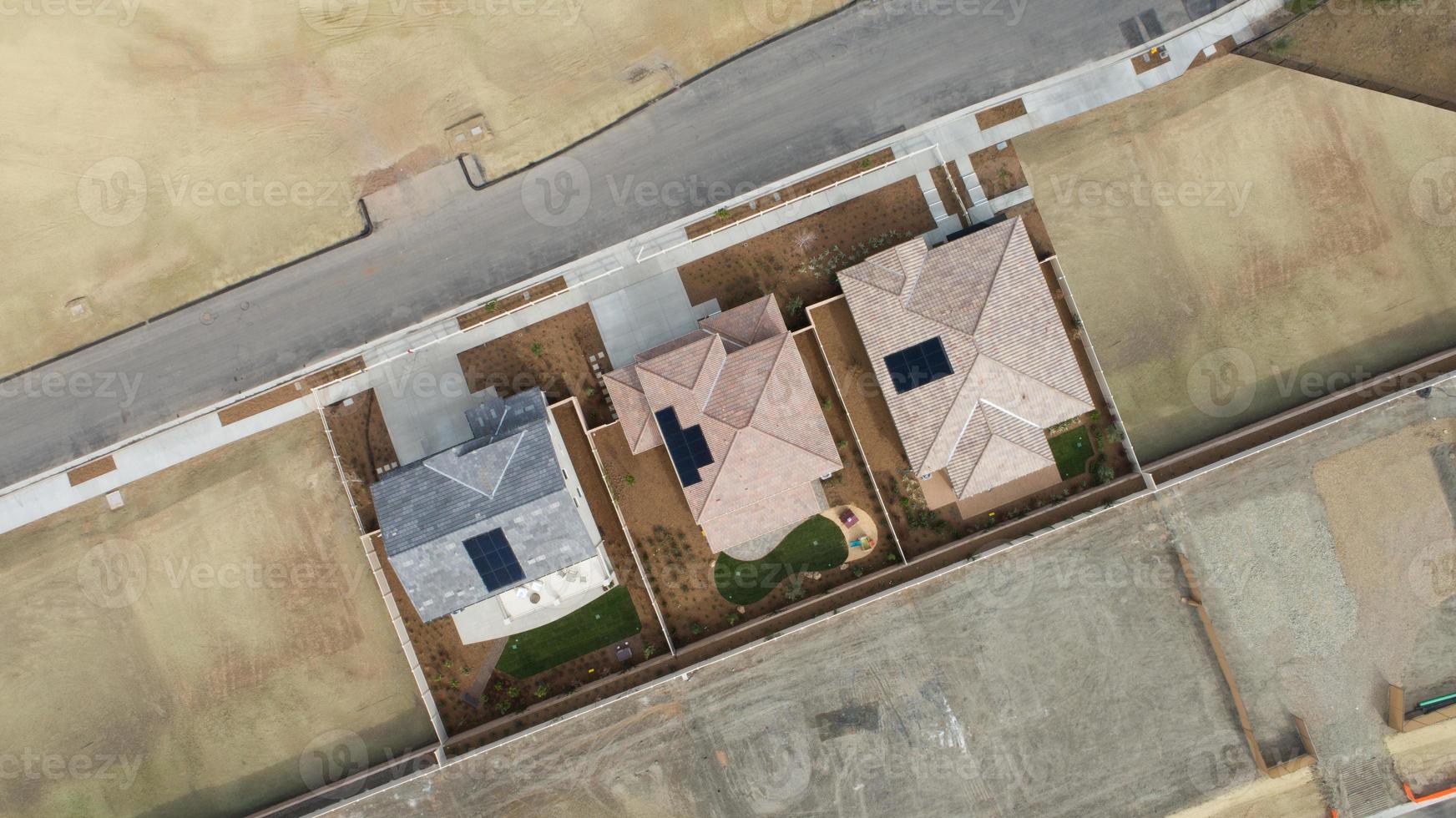 vista aérea de drones de la etapa final del sitio de construcción de viviendas foto