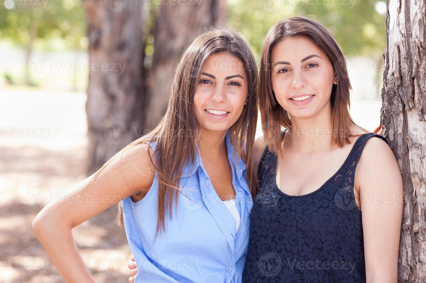 retrato de dos hermosas hermanas gemelas étnicas al aire libre. foto