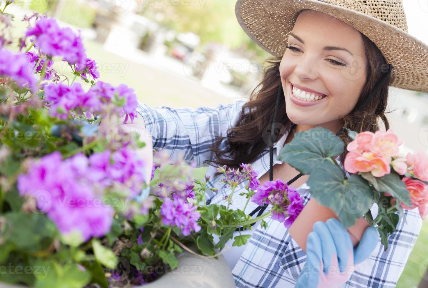 mujer adulta joven con sombrero de jardinería al aire libre foto